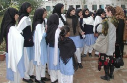 Rita Karlsen i snakk med skolebarn