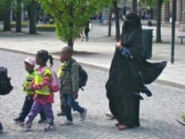 Niqab på Karl Johan