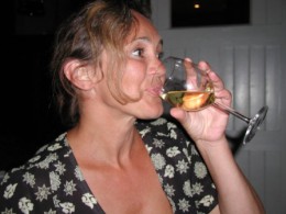 Bildet på en slem og hjertløs artikkelforfatter, Rita Karlsen, som stundom drikker vin.
