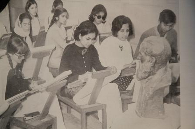 Som i Kabul gikk kvinnene i Pakistan gjerne vestlig kledd, også med korte skjørt. Her fra en kunstinstitusjon i Karachi på begynnelsen av 1970-tallet.