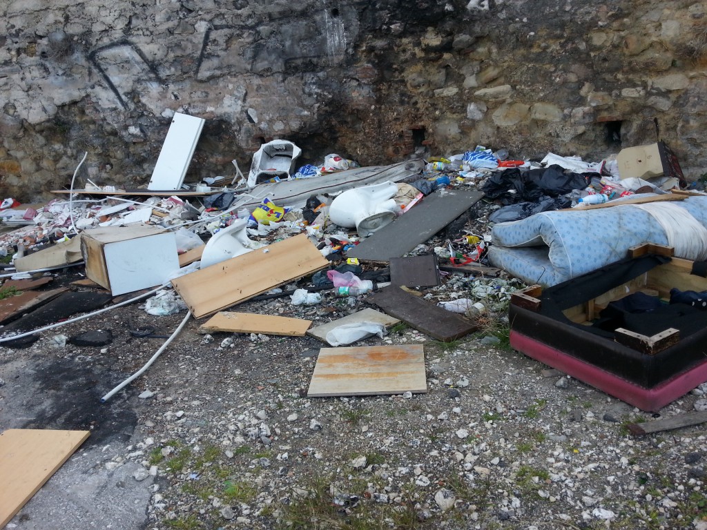 Lekeplass i getto i Marseille. Jeg kunne aldri tatt med hunden min her. Man kunne knapt gå ett skritt uten å tråkke på glasskår. 