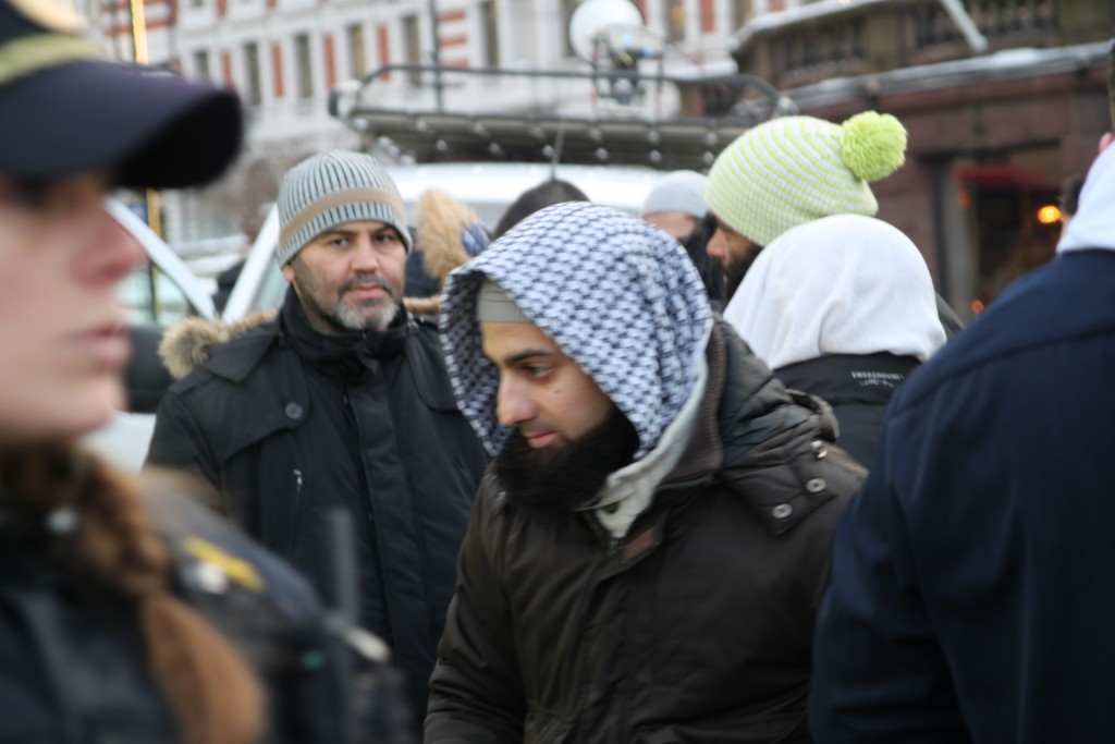 Omar Cheblal (lue til venstre) fikk hjelp av Ubaydullah Hussain til å gifte seg med en narkoman norsk kvinne.