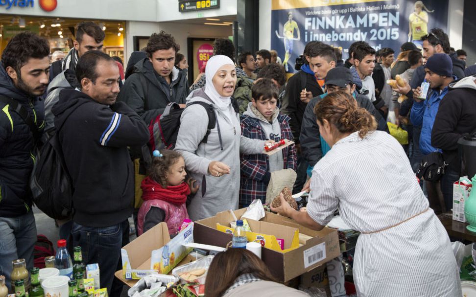 Malmö jernbanestasjon. Nyankomne asylsøkere får mat og drikke.