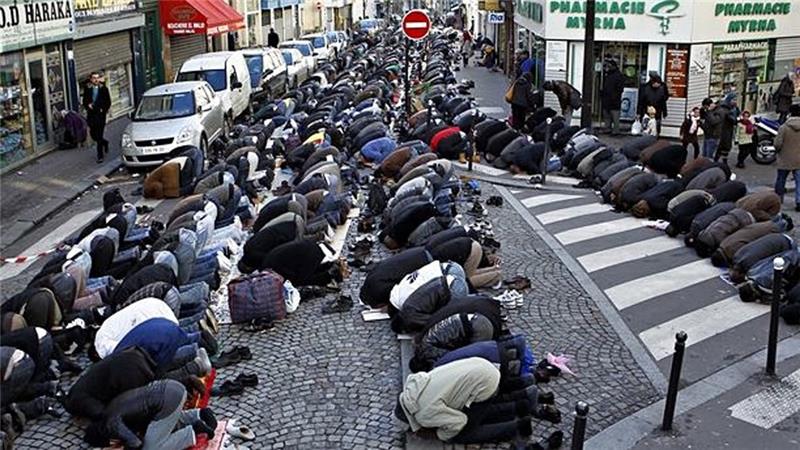 Mangelen på moskeer har i noen tilfeller ført til bønn på åpen gate i Frankrike. Foto: Al Jazeera.