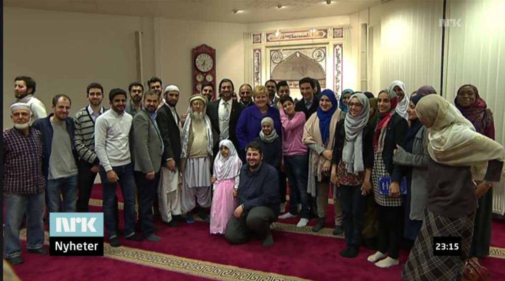 Skjermdump NRK. Her ser vi dem alle: Statsministeren, lederen av Islamsk Råd, imamen i Islamic Cultural Center som støtter Taliban, foran Belkilani fra Brorskapsmoskeen til Det islamske forbundet, og så bortetter. Hvilket ideologisk skjønne skue.