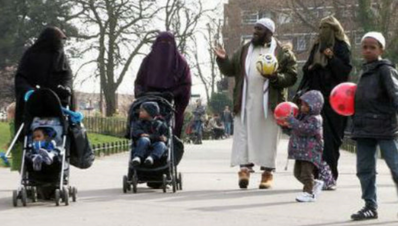 Den britiske moskearbeideren Hasan Philips på tur med sine tre lystige koner. 