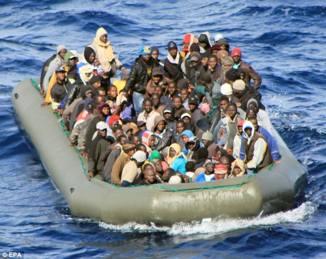 Immigranter på vei til Lampedusa i fjor.