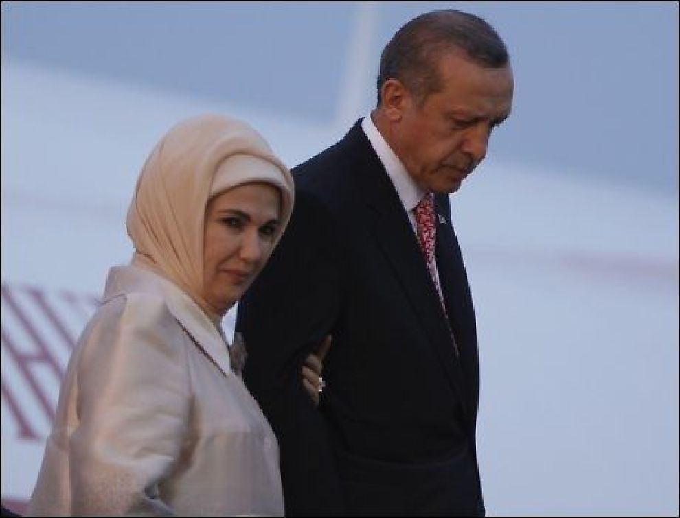 Edrogans islamisering av Tyrkia, her med kona i hijab, gjør Tyrkia uegnet som medlem av det kvinnefrie Europa.
