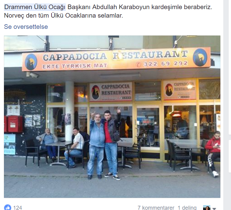 Sp-politiker Abdullah Karaboyun gjør ulvetegnet i Drammens gater.