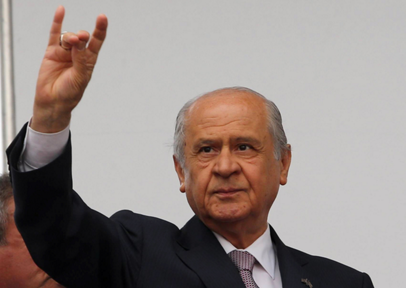 Lederen av nasjonalistpartet, Devlet Bahceli, viser ulvetegnet, det vil si fingrene formes til et ulvehode.