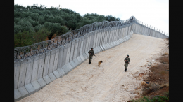Bygger mur for å stanse afghanske migranter