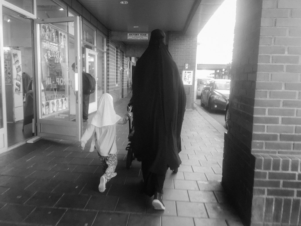 Norsk kvinne velger islam og nikab, og hijab for hennes lille datter