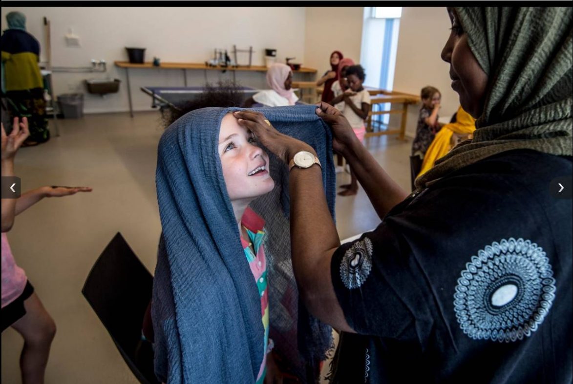 Trener barn til å bruke hijab for å bryte ned fordommer (!)