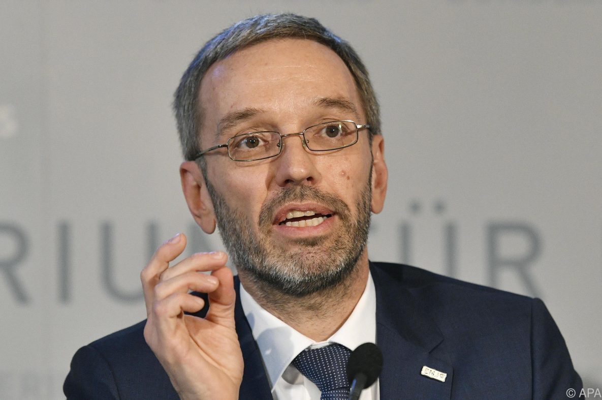 Legger ned alle mottakssentre for asylsøkere. – Kun utreisesentre fra nå av, sier statsråd