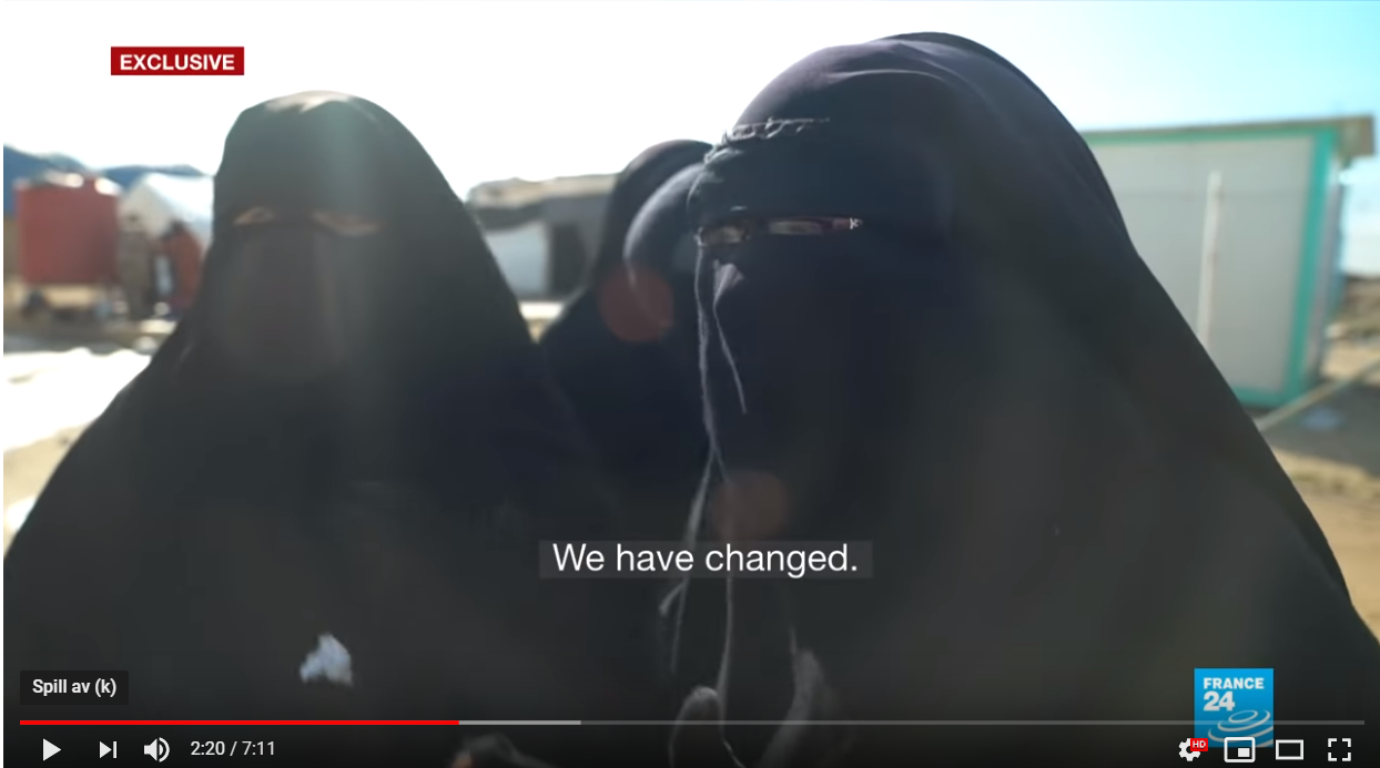 IS-kvinner brenner ned «vantros» telt i flyktningleir. Bedyrer at de har forlatt IS-ideologi