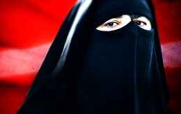 Kristenfolket islamiserer Norge. Nå nikab på lærere