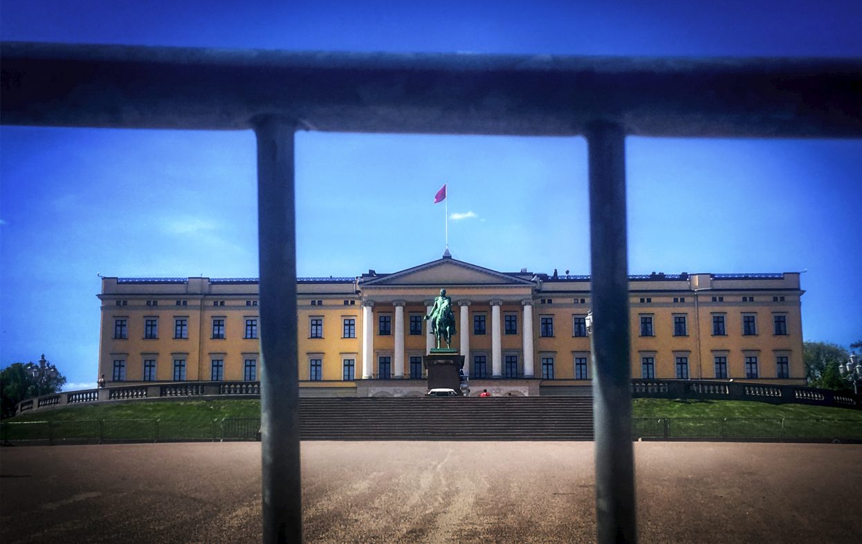 Velter seg i kongestoff – den politiske makta får gjemme seg