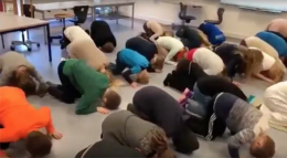 Elever tvunget til å be til Allah. Jentene plassert bakerst