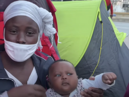 Migranter setter opp hundrevis av telt foran rådhuset i Paris