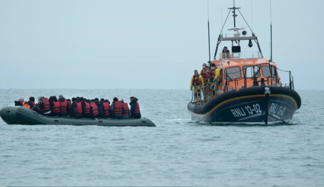 Britene frykter 65.000 migranter over kanalen i 2022