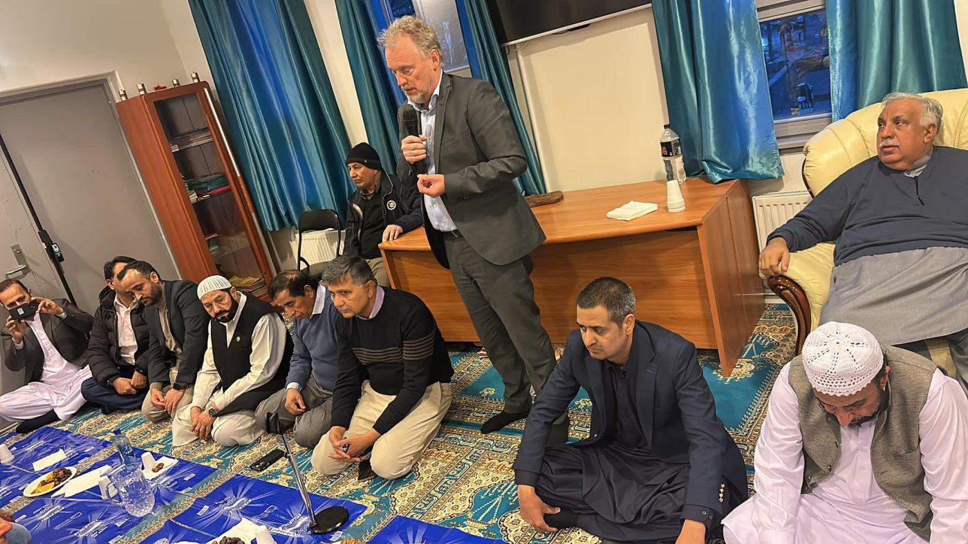 Byrådsleder Raymond Johansen (Ap) fisker stemmer i den terror-støttende imamens moské