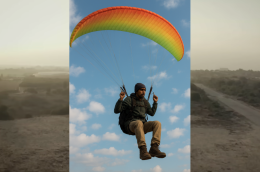 Inspirert av terrorangrepet i Israel – tar seg til Europa med paraglider