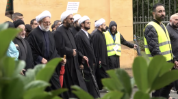 – Dere Khomeini-elskere, dere skal ut av landet vårt!